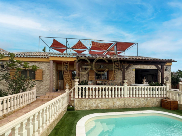Encantadora villa con terreno, piscina y vistas al mar en El Salobre