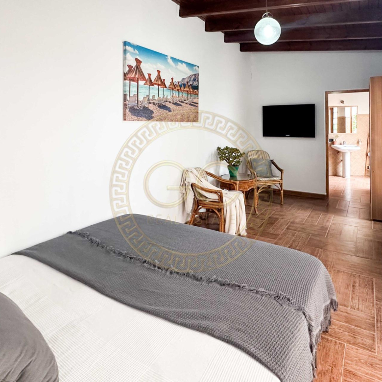 Encantadora villa con terreno, piscina y vistas al mar en El Salobre