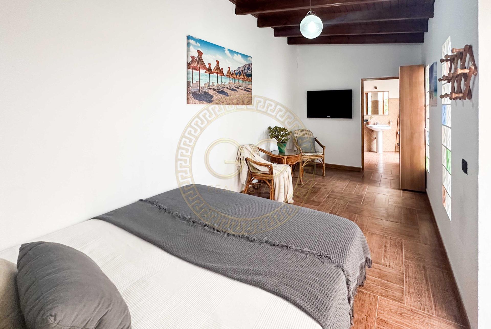 Encantadora villa con terreno, piscina y vistas al mar en El Salobre