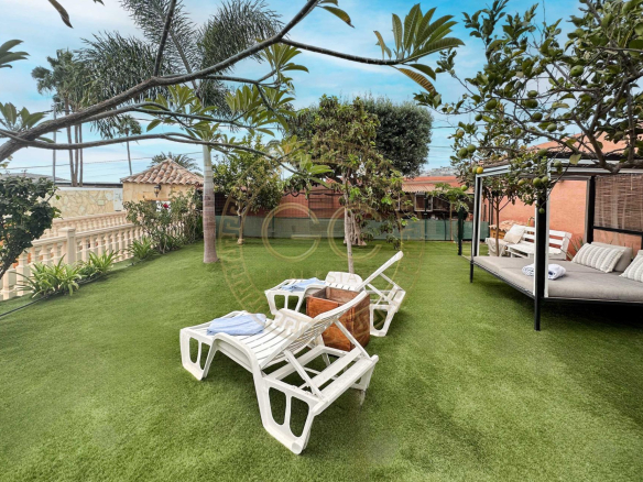 Encantadora villa con terreno, piscina y vistas al mar en El Salobre