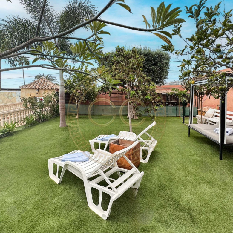 Encantadora villa con terreno, piscina y vistas al mar en El Salobre