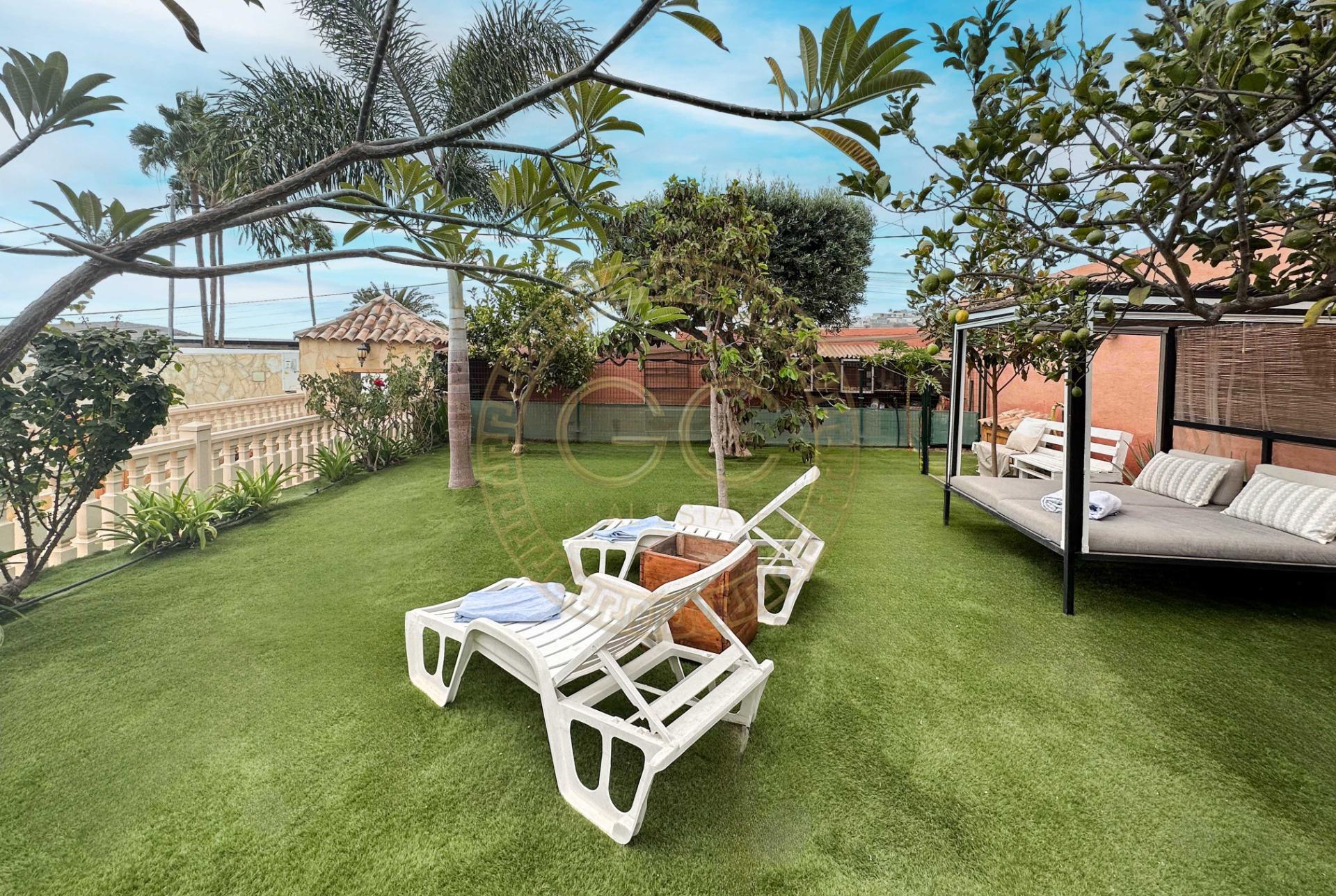 Encantadora villa con terreno, piscina y vistas al mar en El Salobre