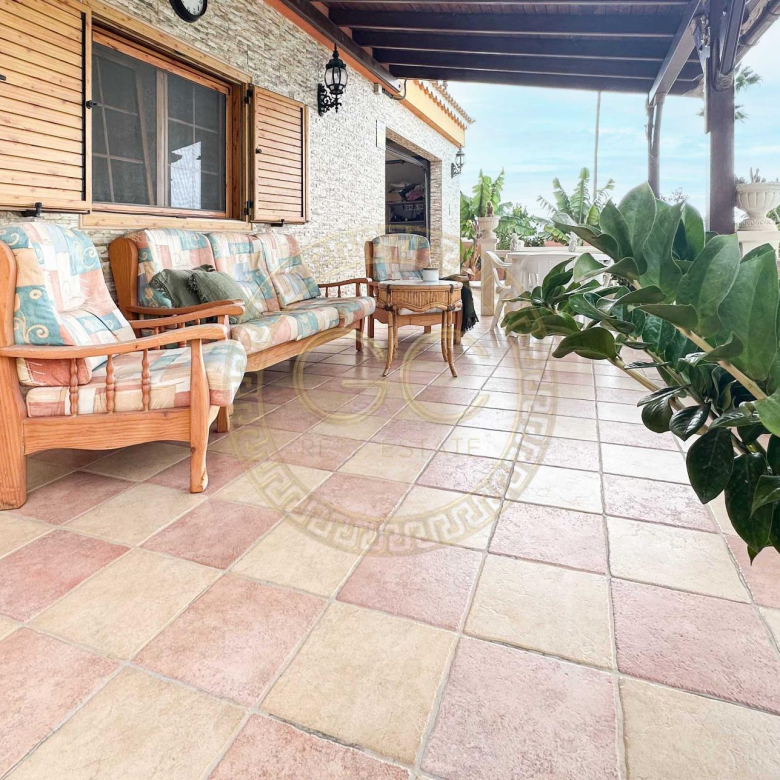 Encantadora villa con terreno, piscina y vistas al mar en El Salobre