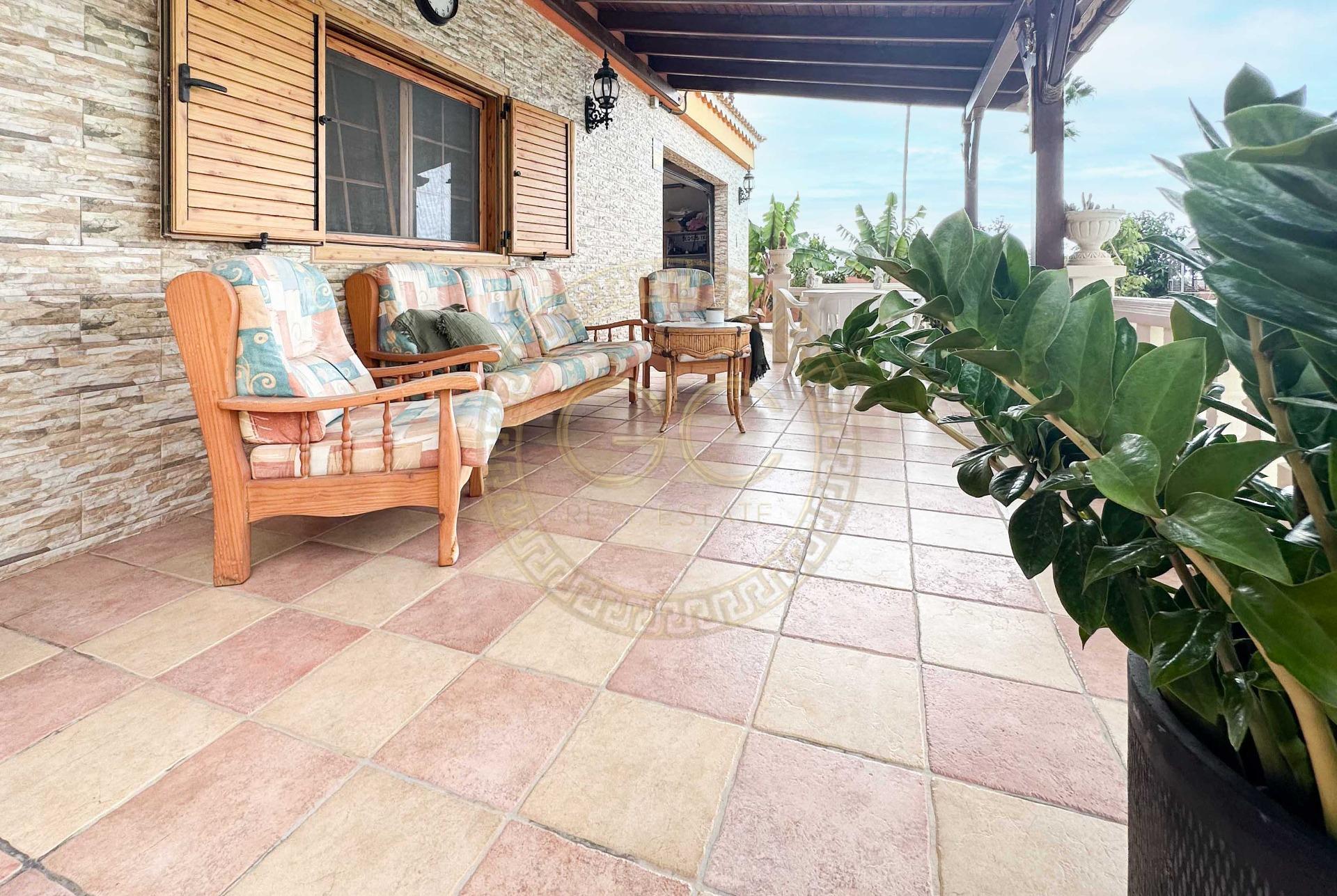 Encantadora villa con terreno, piscina y vistas al mar en El Salobre
