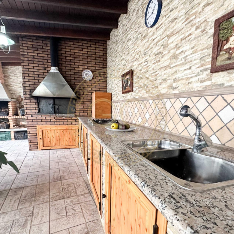 Encantadora villa con terreno, piscina y vistas al mar en El Salobre