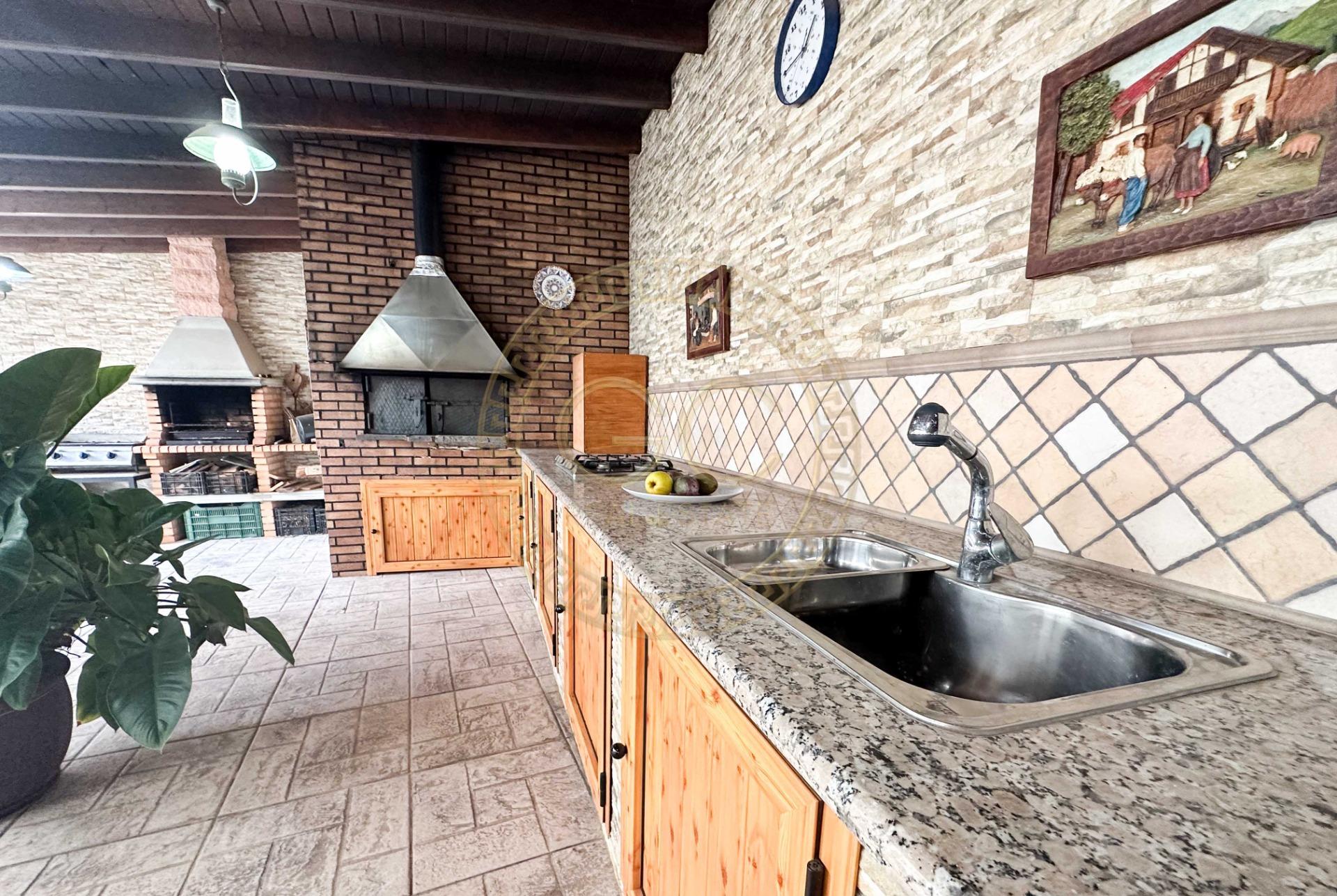 Encantadora villa con terreno, piscina y vistas al mar en El Salobre