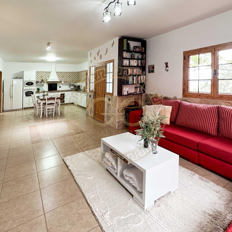 Encantadora villa con terreno, piscina y vistas al mar en El Salobre