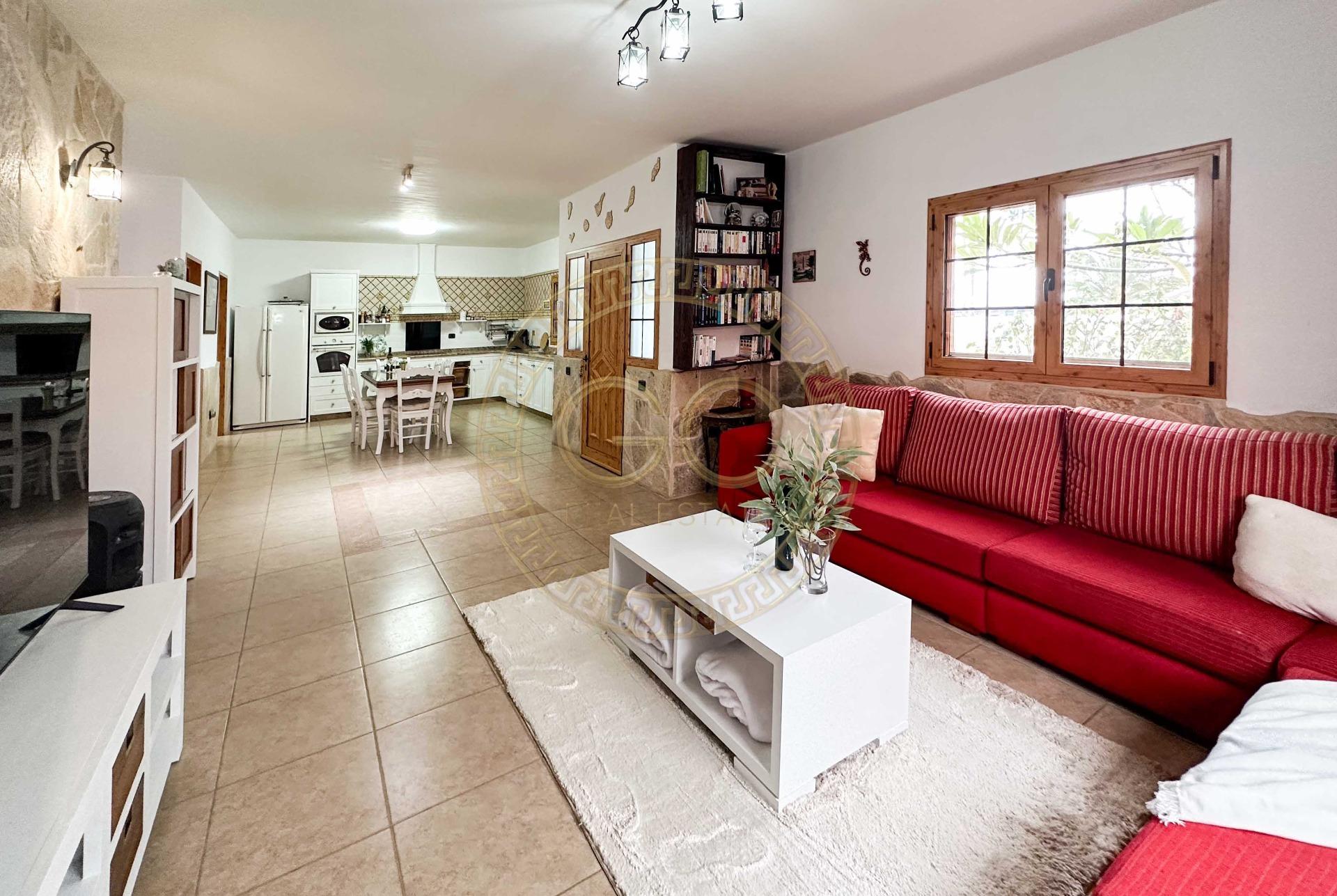 Encantadora villa con terreno, piscina y vistas al mar en El Salobre