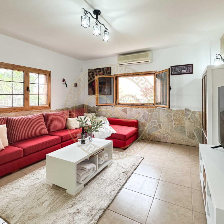 Encantadora villa con terreno, piscina y vistas al mar en El Salobre