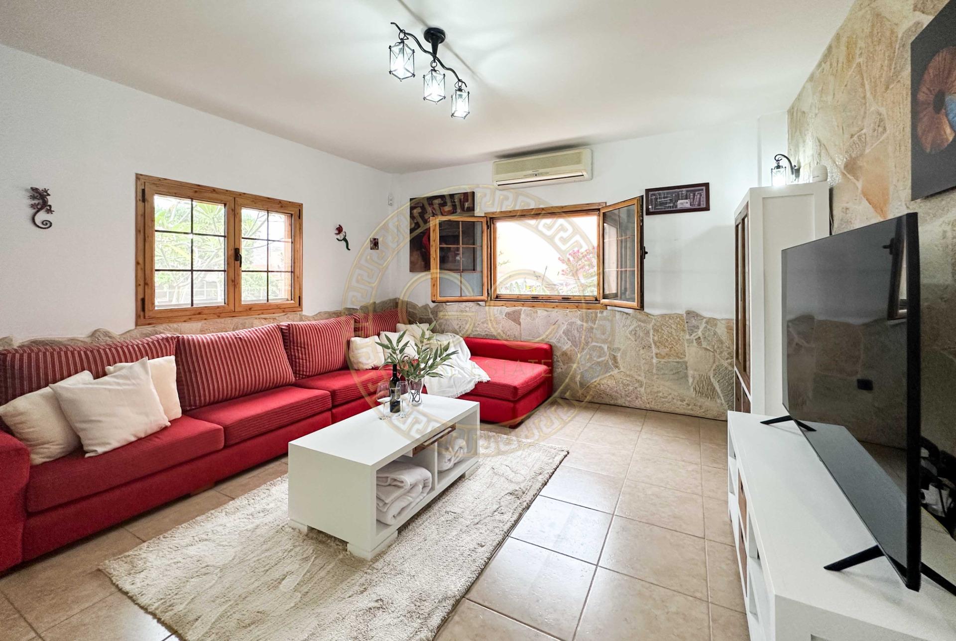 Encantadora villa con terreno, piscina y vistas al mar en El Salobre