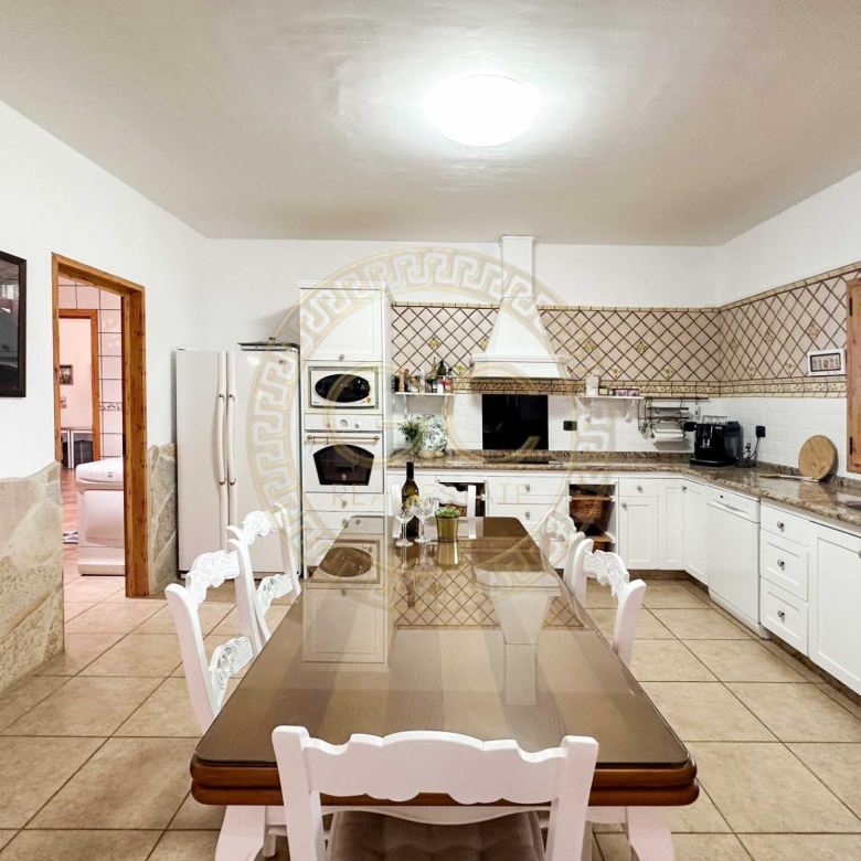 Encantadora villa con terreno, piscina y vistas al mar en El Salobre