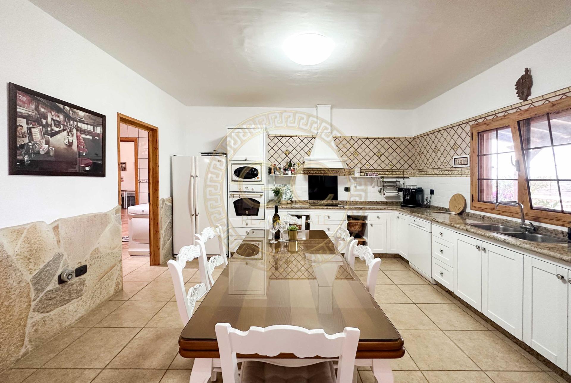 Encantadora villa con terreno, piscina y vistas al mar en El Salobre