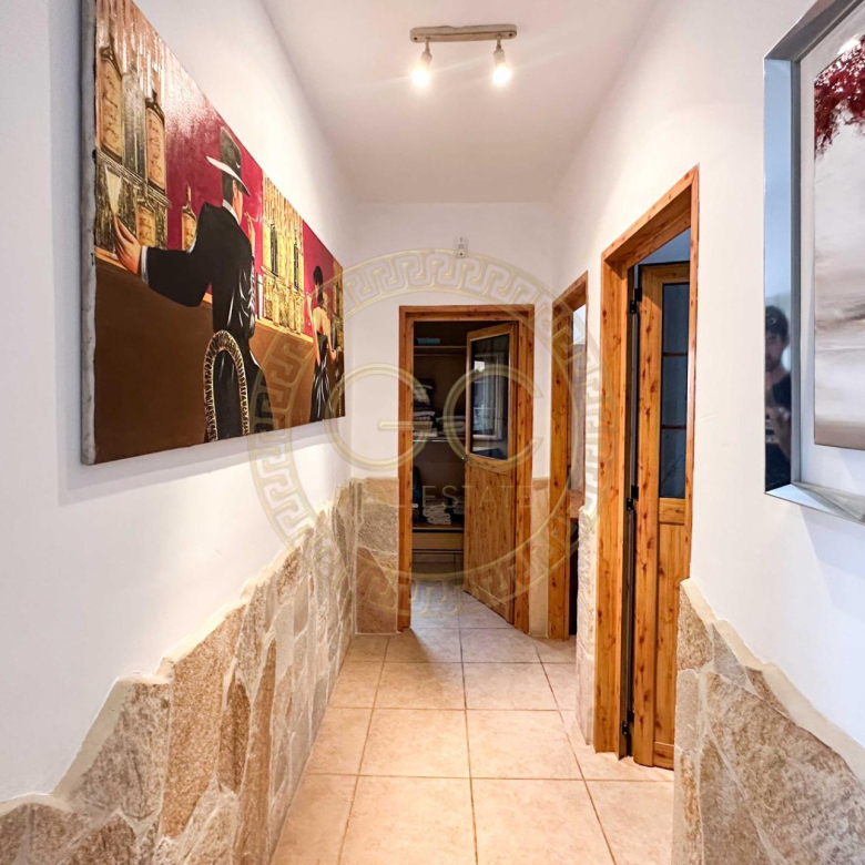 Encantadora villa con terreno, piscina y vistas al mar en El Salobre