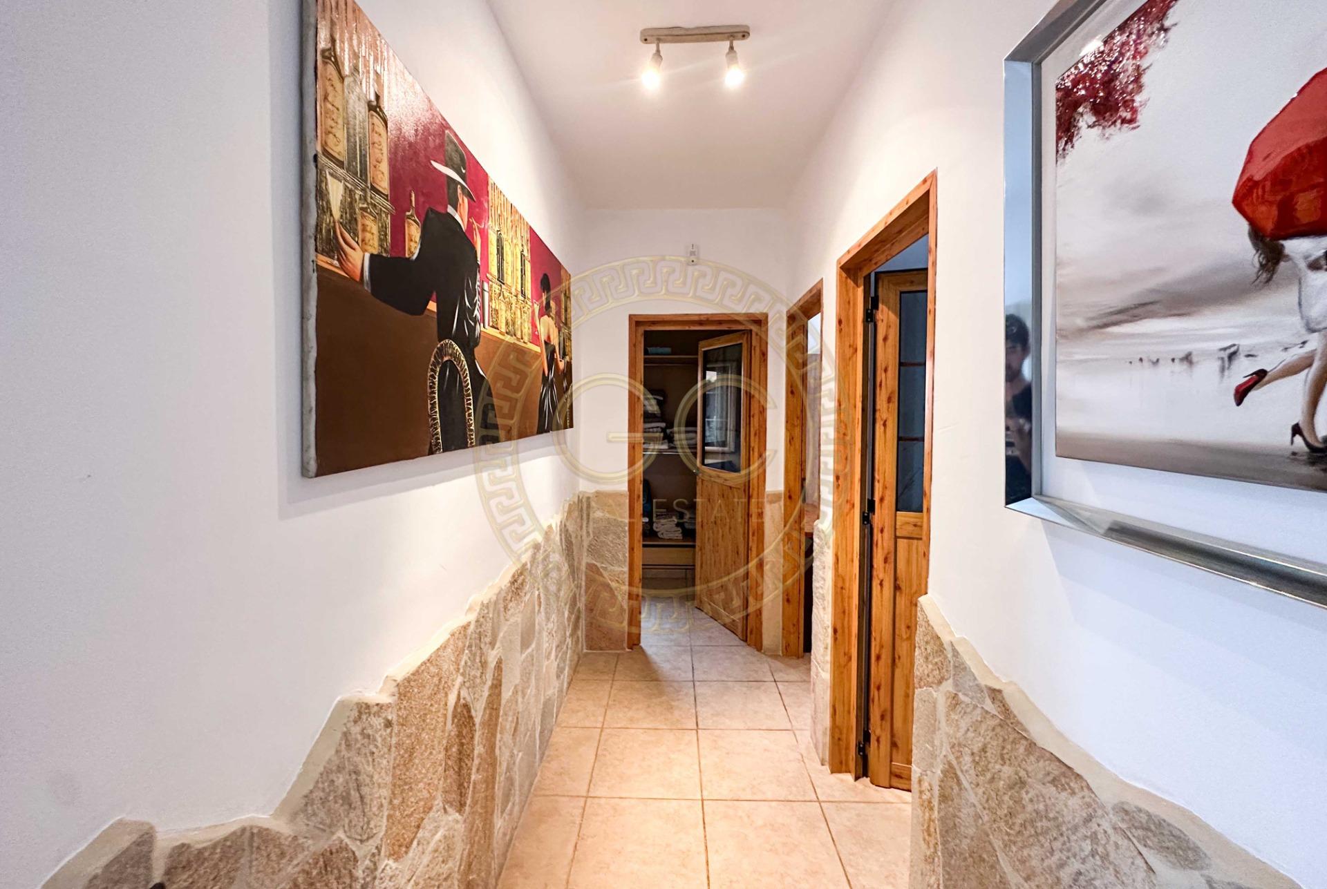 Encantadora villa con terreno, piscina y vistas al mar en El Salobre