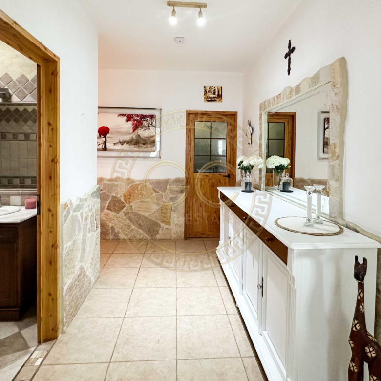Encantadora villa con terreno, piscina y vistas al mar en El Salobre