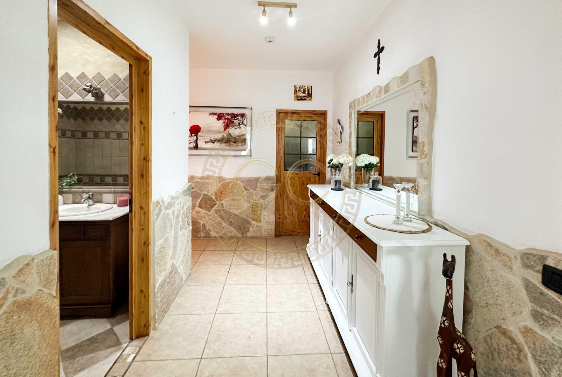 Encantadora villa con terreno, piscina y vistas al mar en El Salobre