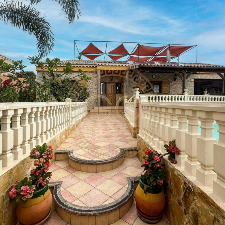 Encantadora villa con terreno, piscina y vistas al mar en El Salobre