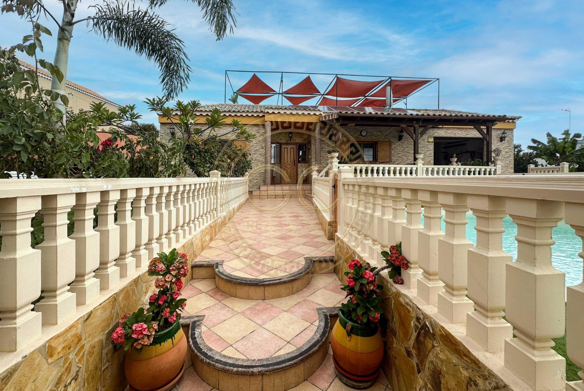 Encantadora villa con terreno, piscina y vistas al mar en El Salobre