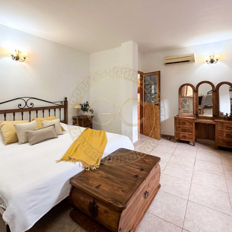 Encantadora villa con terreno, piscina y vistas al mar en El Salobre