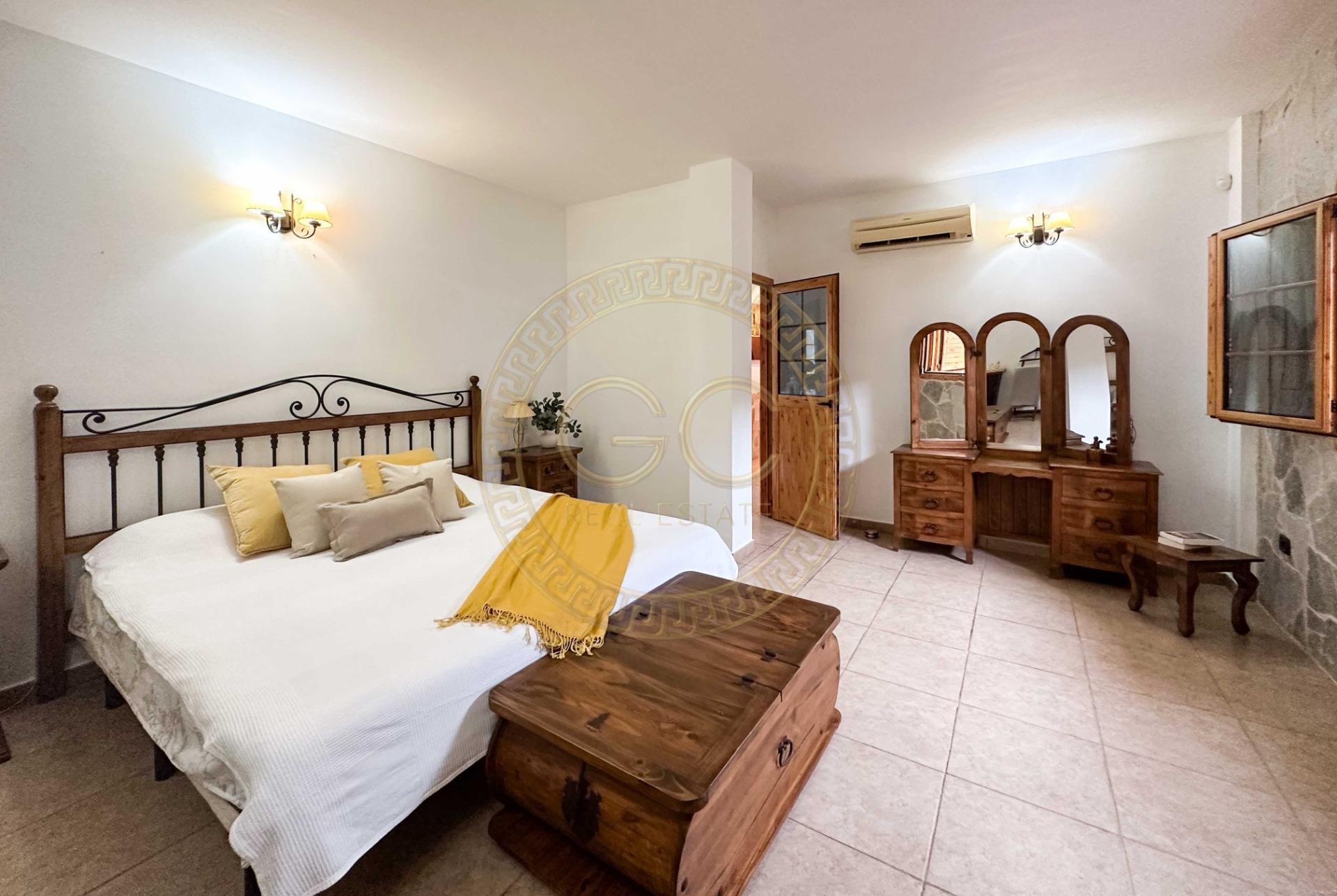 Encantadora villa con terreno, piscina y vistas al mar en El Salobre