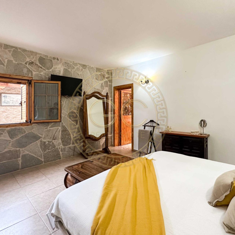 Encantadora villa con terreno, piscina y vistas al mar en El Salobre