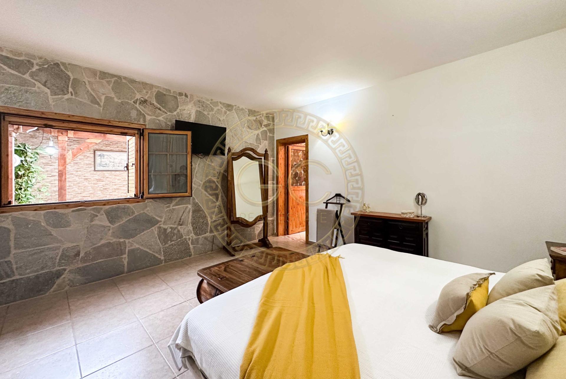 Encantadora villa con terreno, piscina y vistas al mar en El Salobre