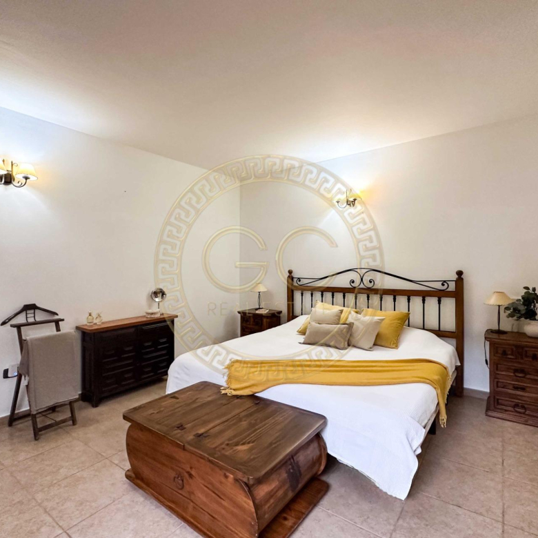 Encantadora villa con terreno, piscina y vistas al mar en El Salobre