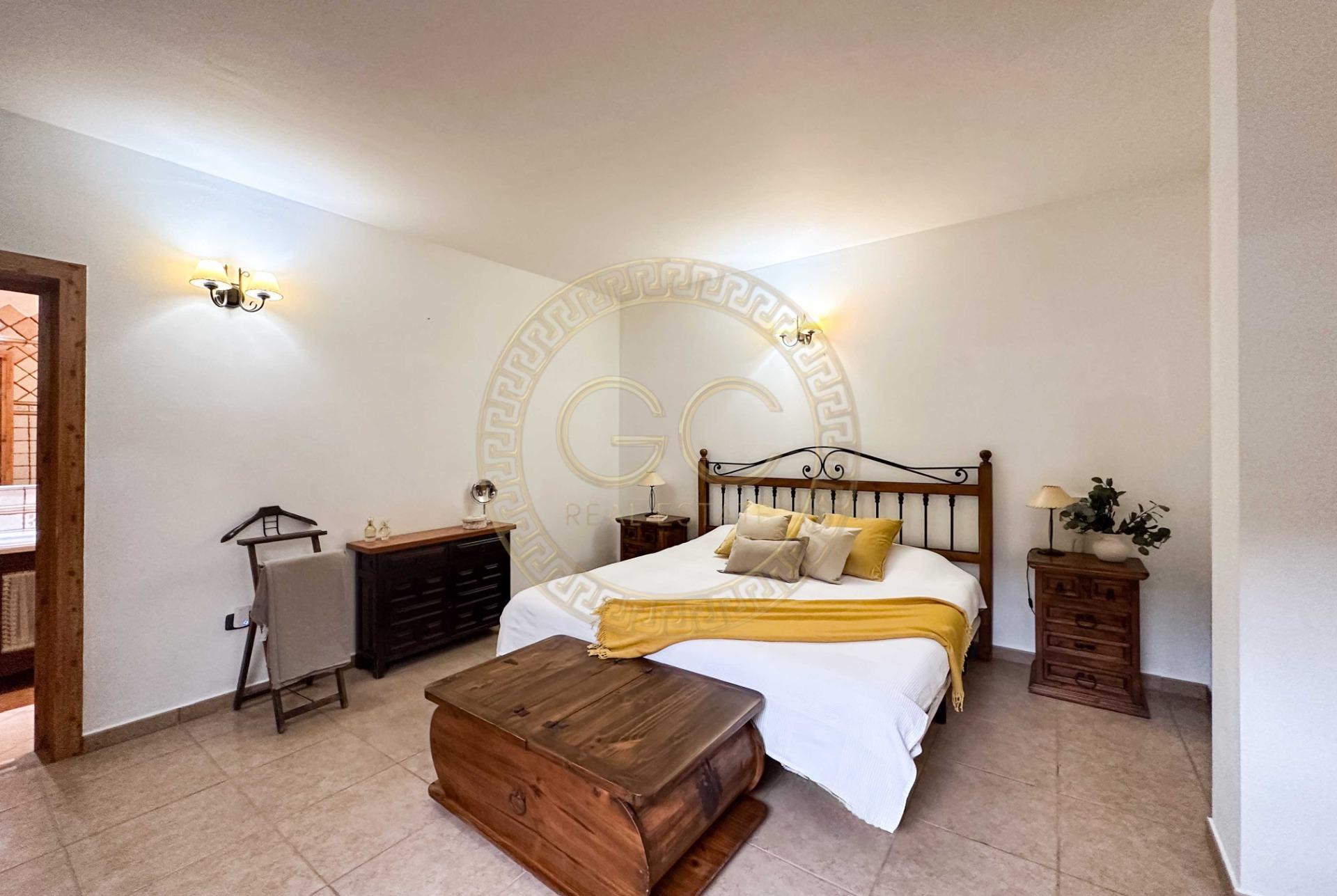 Encantadora villa con terreno, piscina y vistas al mar en El Salobre