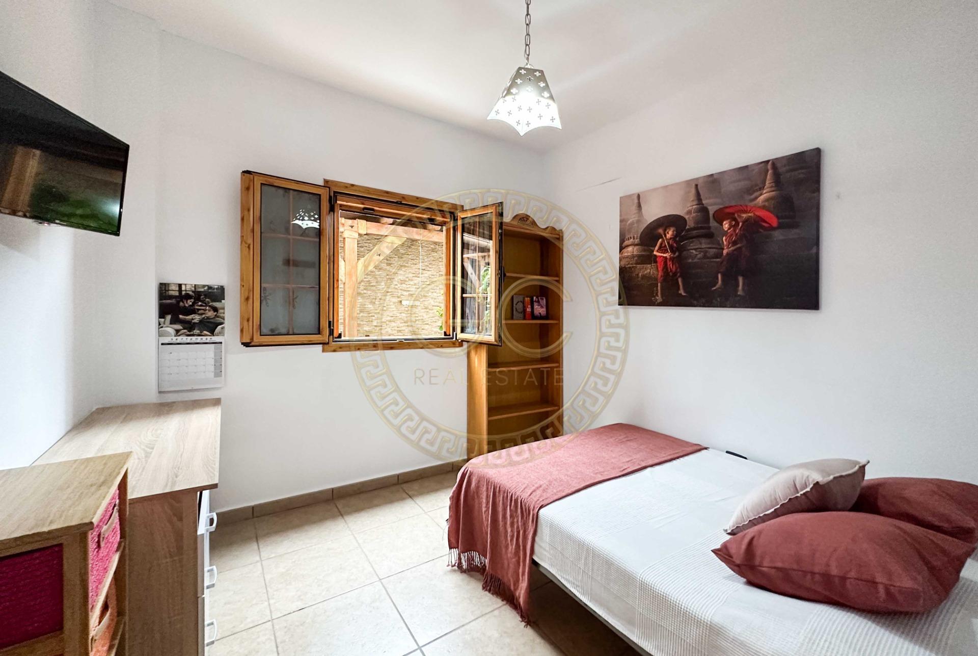 Encantadora villa con terreno, piscina y vistas al mar en El Salobre