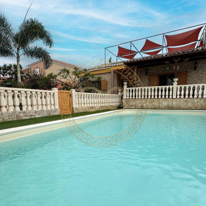 Encantadora villa con terreno, piscina y vistas al mar en El Salobre