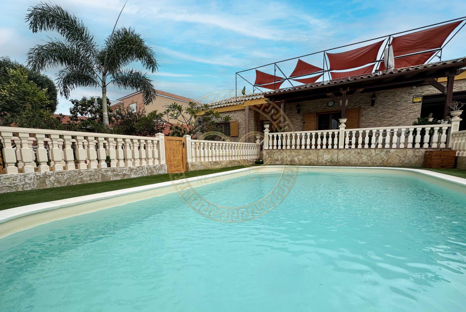 Encantadora villa con terreno, piscina y vistas al mar en El Salobre