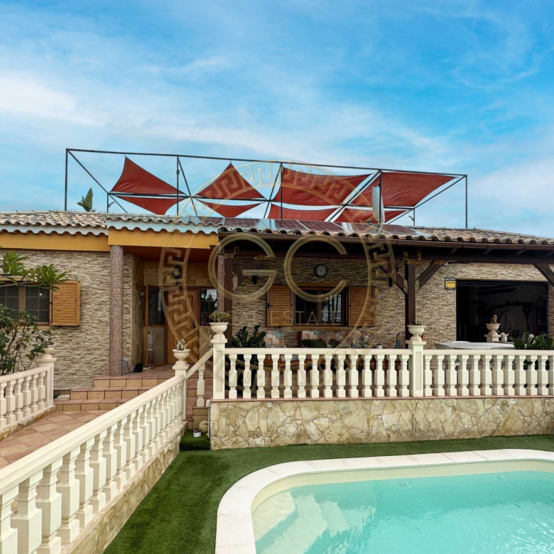 Encantadora villa con terreno, piscina y vistas al mar en El Salobre