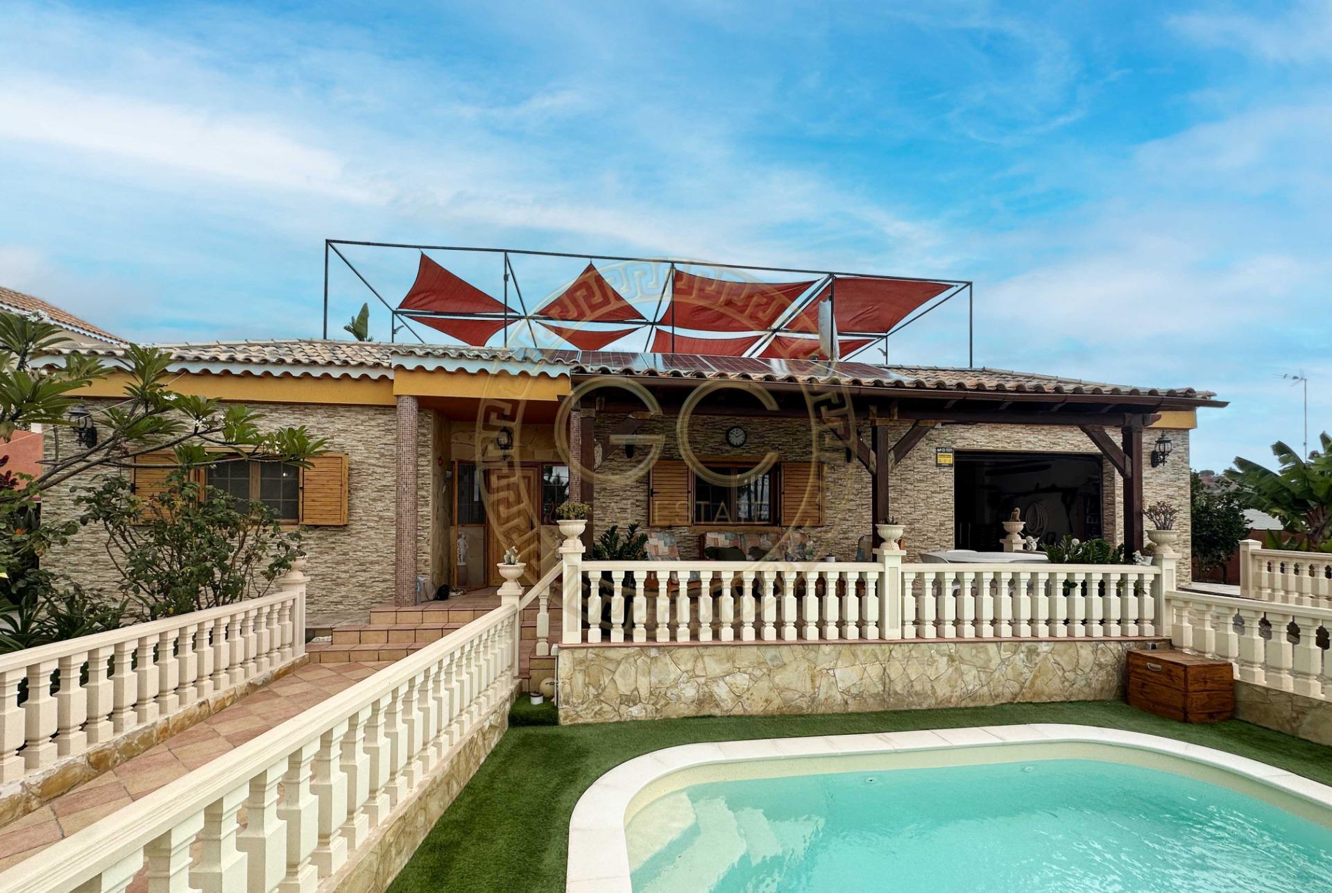 Encantadora villa con terreno, piscina y vistas al mar en El Salobre