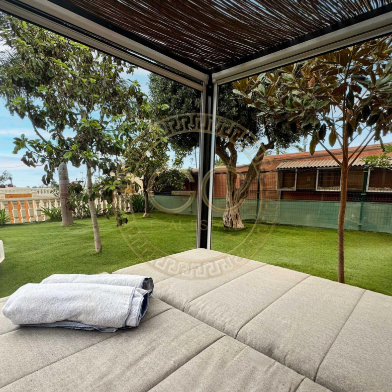 Encantadora villa con terreno, piscina y vistas al mar en El Salobre