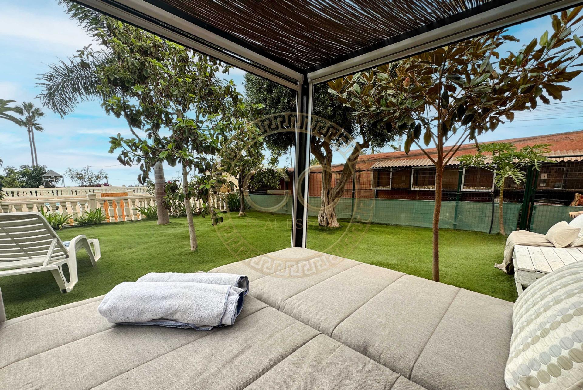 Encantadora villa con terreno, piscina y vistas al mar en El Salobre