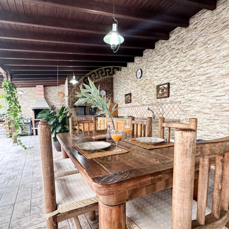 Encantadora villa con terreno, piscina y vistas al mar en El Salobre
