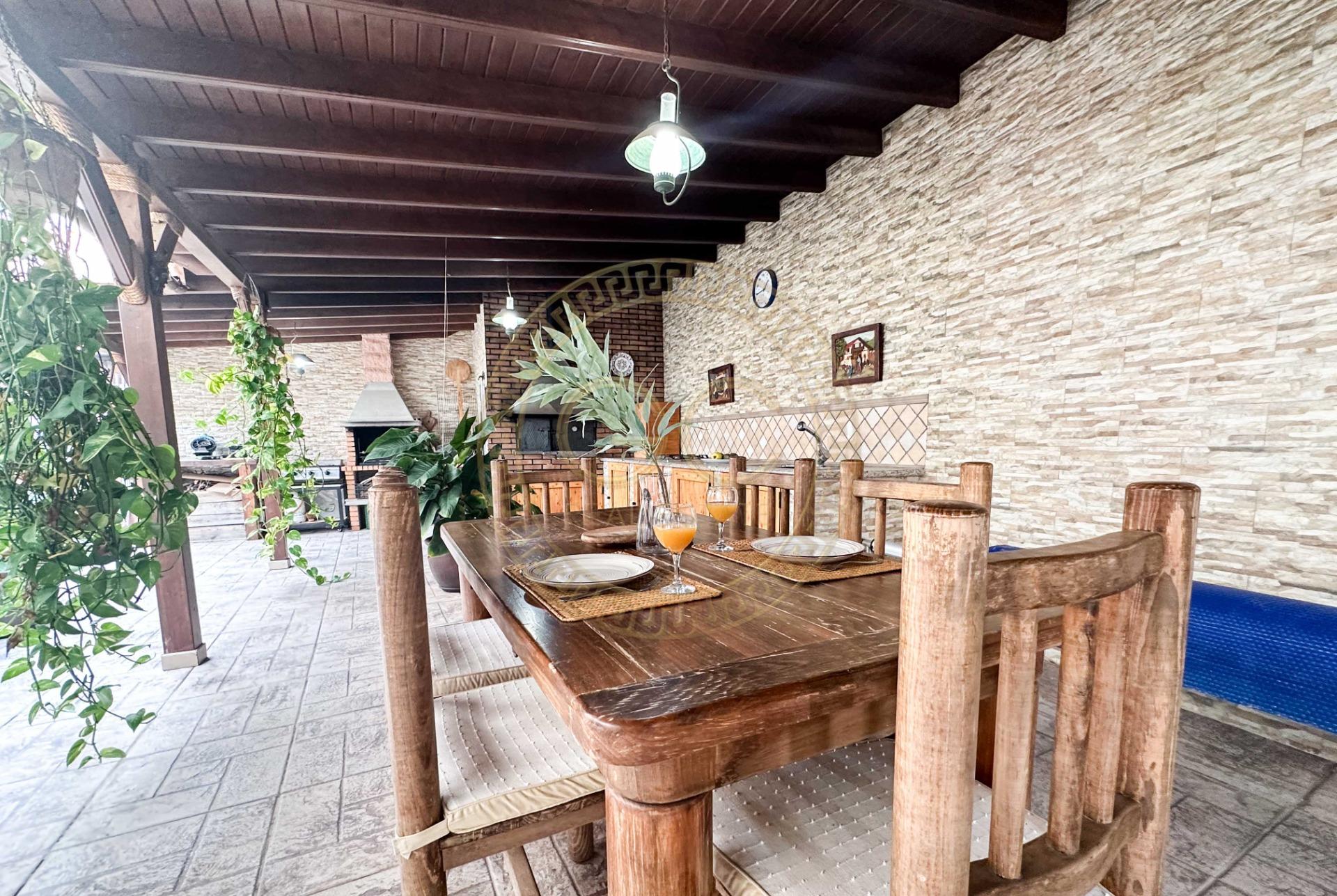 Encantadora villa con terreno, piscina y vistas al mar en El Salobre