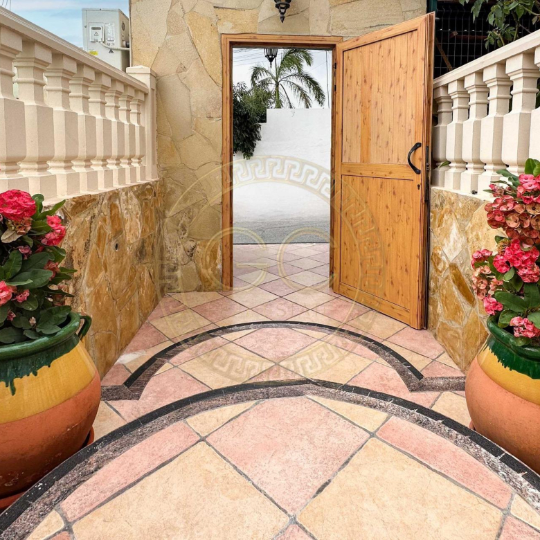 Encantadora villa con terreno, piscina y vistas al mar en El Salobre