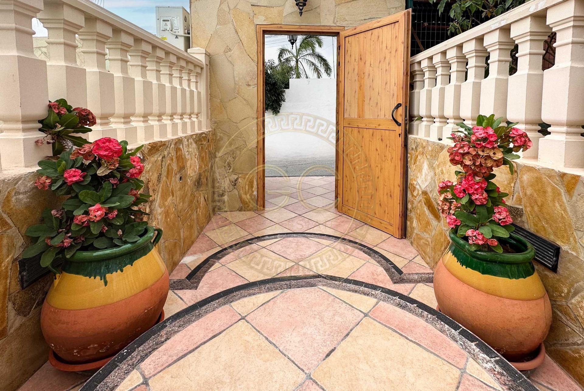 Encantadora villa con terreno, piscina y vistas al mar en El Salobre