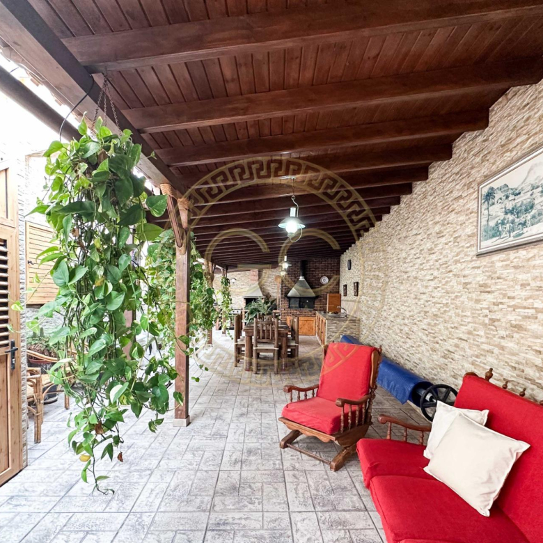 Encantadora villa con terreno, piscina y vistas al mar en El Salobre