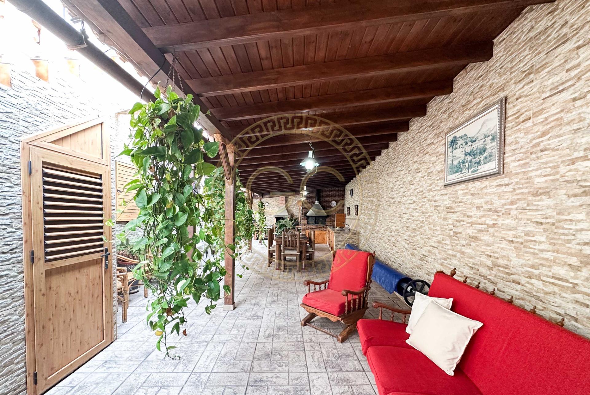 Encantadora villa con terreno, piscina y vistas al mar en El Salobre