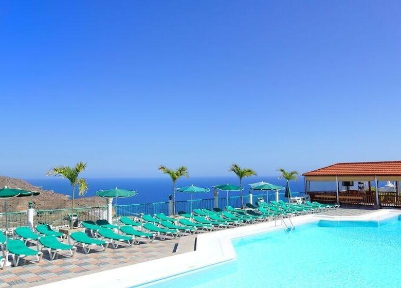 Bajo el sol canario: Apartamento con piscina comunitaria