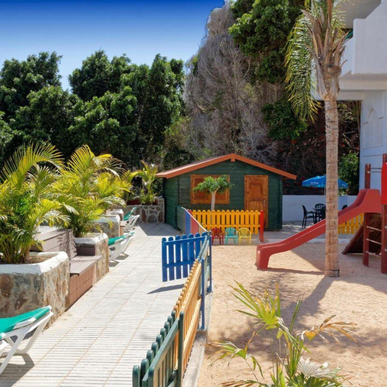Bajo el sol canario: Apartamento con piscina comunitaria