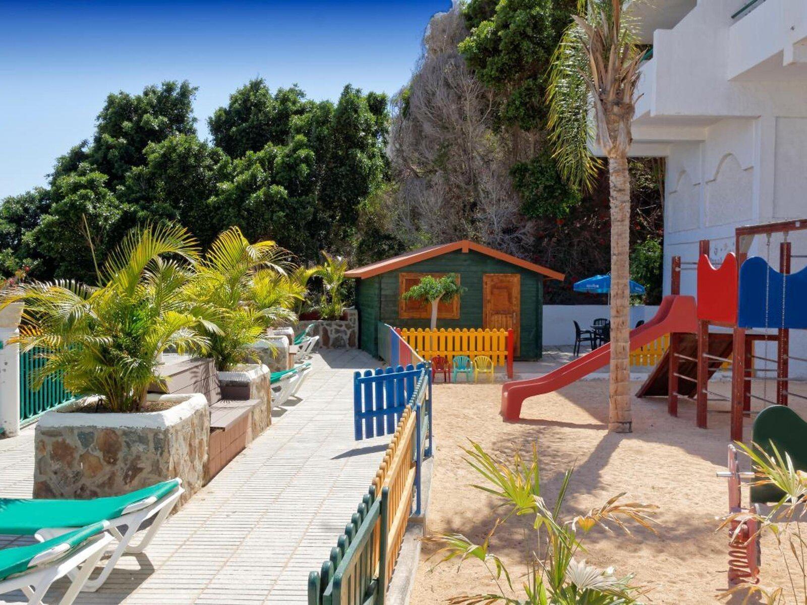 Bajo el sol canario: Apartamento con piscina comunitaria
