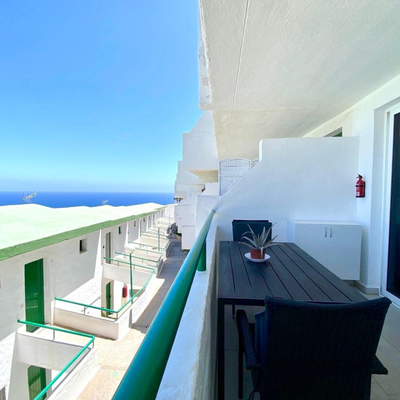 Bajo el sol canario: Apartamento con piscina comunitaria