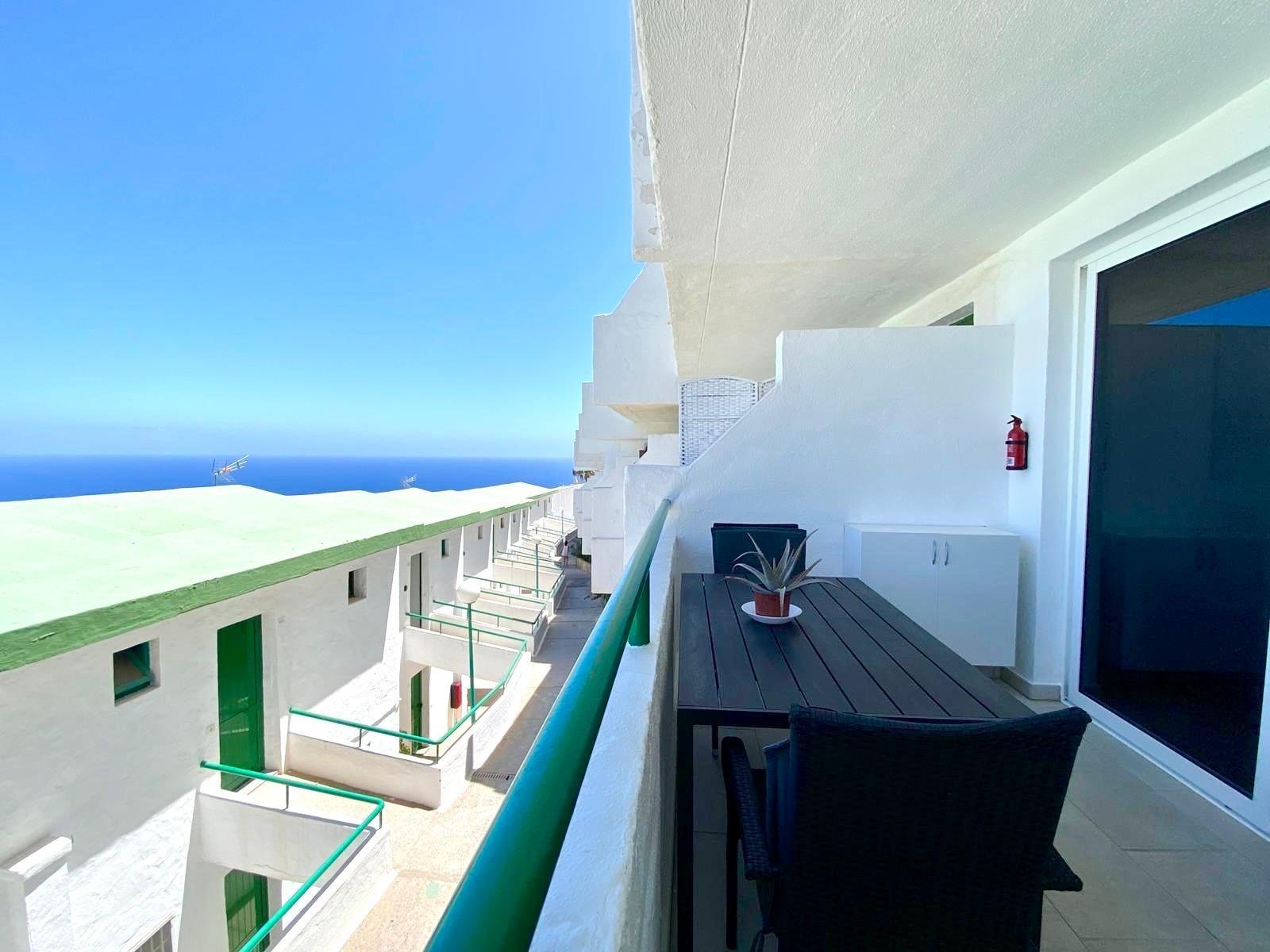 Bajo el sol canario: Apartamento con piscina comunitaria