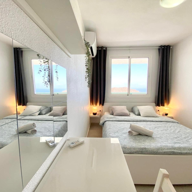 Bajo el sol canario: Apartamento con piscina comunitaria