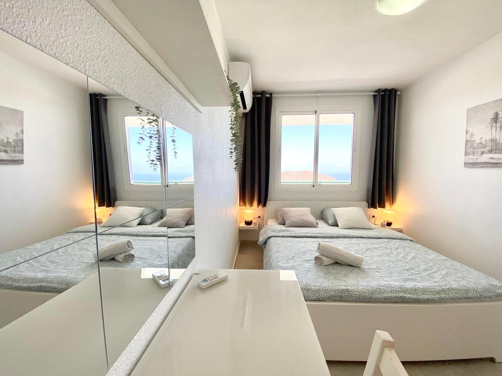 Bajo el sol canario: Apartamento con piscina comunitaria