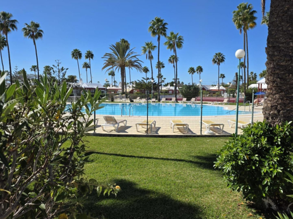 Bungalow de 1 dormitorio con jardín privado en Campo Internacional