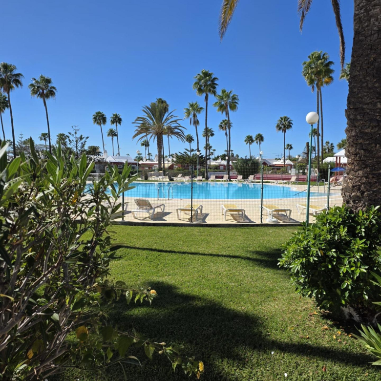 Bungalow de 1 dormitorio con jardín privado en Campo Internacional